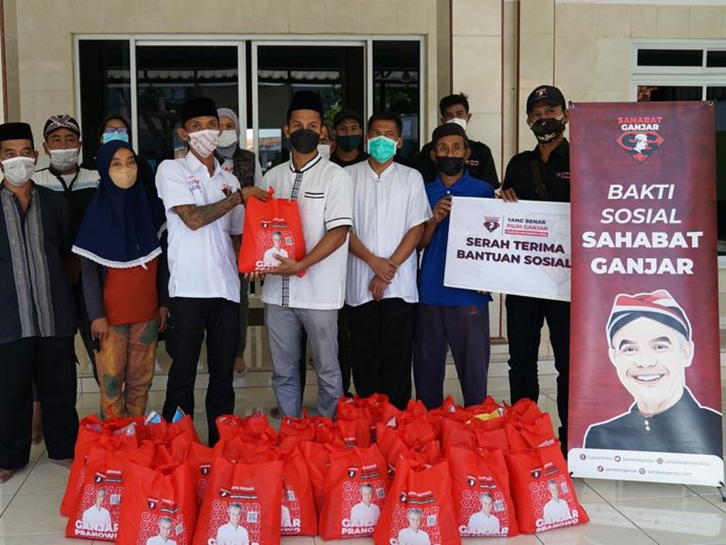 Sahabat Ganjar Bagikan 650 Paket Sembako ke Pengurus Masjid Jabotabek