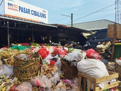 Jorok! Sampah di Pasar Cibaliung Menumpuk hingga Timbulkan Bau Busuk