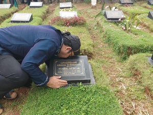 Sandy Tumiwa Lega Bayar Nazar 16 Tahun Lalu untuk Almarhumah Ibu Sandy Tumiwa Lega Bayar Nazar 16 Tahun Lalu untuk Almarhumah Ibu