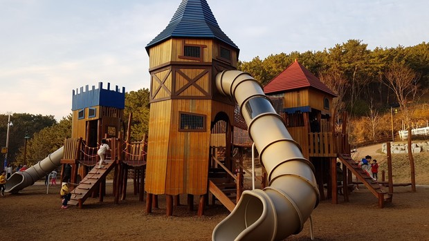 Sasang Neighborhood Park yang terletak di Busan/inspirock.com Sasang Neighborhood yang ada di Busan merupakan tempat yang paling cocok untuk berpiknik dan berkemah dengan anak-anak.
