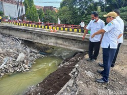 Pipa PDAM Bocor Dampak Jembatan Balun Lamongan Ambles
