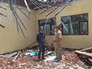 Atap SD Bojonegoro Ambruk Sejak 3 Bulan, Para Siswa Belajar Secara Bergantian Atap SD Bojonegoro Ambruk Sejak 3 Bulan, Para Siswa Belajar Secara Bergantian