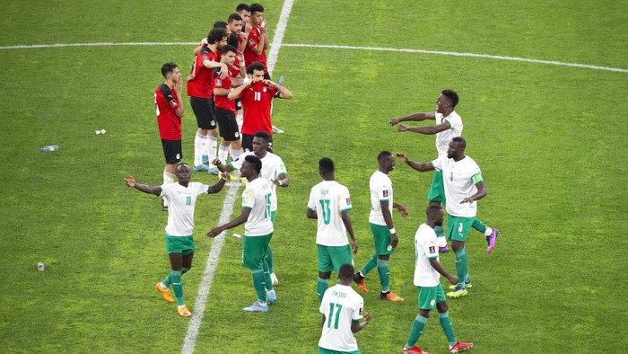 Senegals players celebrate during penalty kicks for the World Cup 2022 - Africa playoff soccer match between Senegal and Egypt at at Stade Me Abdoulaye Wade stadium in Dakar, Senegal, Tuesday, March 29, 2022. (AP Photo/Stefan Kleinowitz)