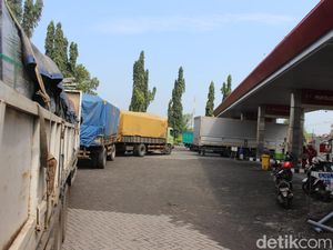 Kelangkaan Solar di Jatim Berimbas Antrean Panjang Truk di SPBU Kelangkaan Solar di Jatim Berimbas Antrean Panjang Truk di SPBU