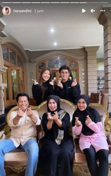Tiara Andini dan Alshad Ahmad berserta orang tua masing-masing
