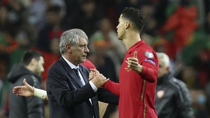 Portugals Cristiano Ronaldo shakes hands with Portugal coach Fernando Santos at the end of the World Cup 2022 playoff soccer match between Portugal and North Macedonia, at the Dragao stadium in Porto, Portugal, Tuesday, March 29, 2022. Portugal won 2-0. (AP Photo/Luis Vieira)