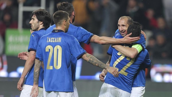 Italys Giacomo Raspadori, right, celebrates with teammate Giorgio Chiellini, second right, after scoring their sides third goal during an international friendly soccer match between Turkey and Italy at the Torku arena in Konya, Turkey, Tuesday, March 29, 2022. (AP Photo)