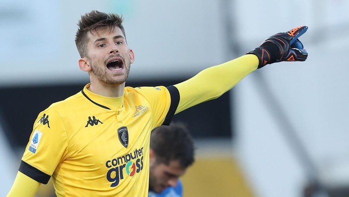 LA SPEZIA, ITALY - DECEMBER 19: Guglielmo Vicario goalkeeper of Empoli FC reacts during the Serie A match between Spezia Calcio and Empoli FC at Stadio Alberto Picco on December 19, 2021 in La Spezia, Italy.  (Photo by Gabriele Maltinti/Getty Images)