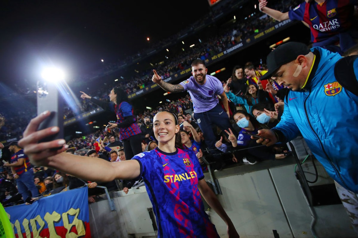 Pemain Barcelona, Aitana Bonmati berfoto dengan suporter usai mengalahkan Barcelona. Foto: Getty Images/Eric Alonso