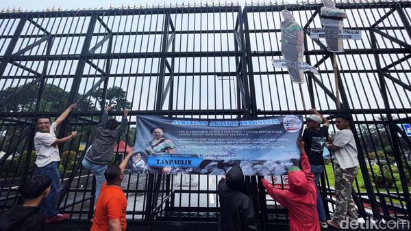Aliansi Mahasiswa Lingkar Nusantara Geruduk DPR