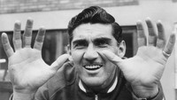 Nama pertama adalah Antonio Carbajal, kiper Meksiko. Ia tampil di Piala Dunia 1950, 1954, 1958, 1962, dan 1966. Sayangnya, di era itu Meksiko selalu terhenti di fase grup. Foto: Getty Images/Hulton Archive