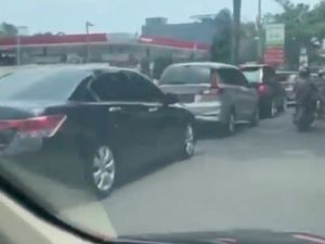 Ada Kabar Harga Pertamax Bakal Naik, Antrean di SPBU Mengular ke Jalan Raya