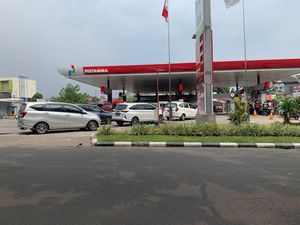 Besok Pertamax Naik Harga, Antrean Mobil di SPBU Ini Sampai ke Jalan!