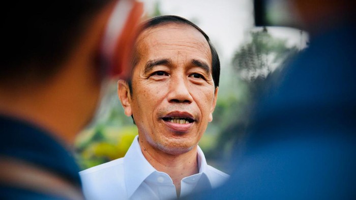 Apakah tahun ini bisa mudik? Jokowi mempersilakan masyarakat untuk mudik Lebaran 2022. Salah satu syarat mudik Lebaran 2022 adalah wajib vaksinasi booster.