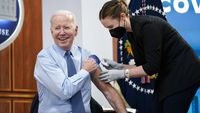 Ekspresi Joe Biden Saat Disuntik Vaksin Dosis ke-4 di AS