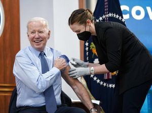 Ekspresi Joe Biden Saat Disuntik Vaksin Dosis ke-4 di AS