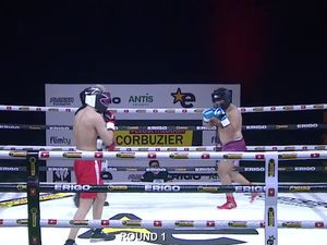 Momen Vicky Prasetyo Jatuh Tersungkur Melawan Azka di Atas Ring Momen Vicky Prasetyo Jatuh Tersungkur Melawan Azka di Atas Ring