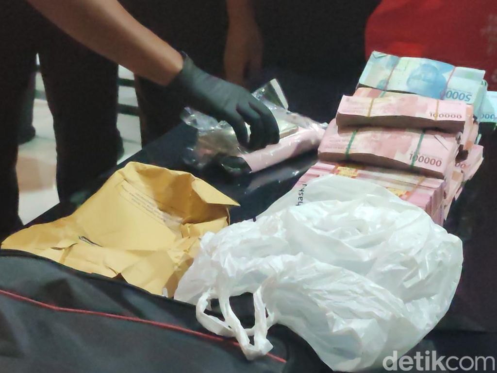 Snapshot: Tumpukan Duit Rp 350 Juta Hasil Pemerasan Auditor BPK di Bekasi