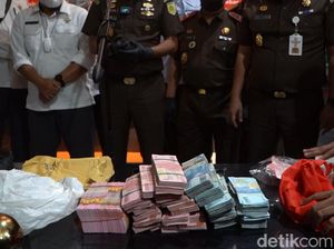 Terkuak! Duit Hasil Pemerasan Auditor BPK Jabar Lebih dari Rp 350 Juta Terkuak! Duit Hasil Pemerasan Auditor BPK Jabar Lebih dari Rp 350 Juta