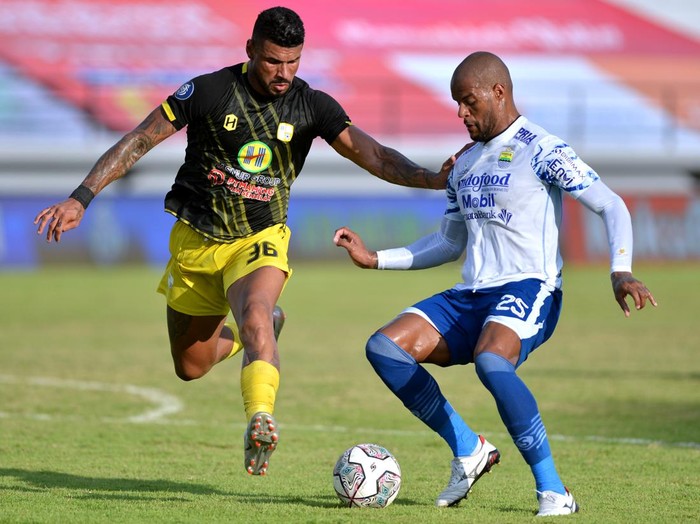 Pesepak bola Persib Bandung David Da Silva (kanan) berebut bola dengan pesepak bola Barito Putera Renan Alves (kiri) saat pertandingan Liga 1 di Stadion Kapten I Wayan Dipta, Gianyar, Bali, Kamis (31/3/2022). Barito Putera bermain imbang melawan Persib Bandung dengan skor 1-1 ANTARA FOTO/Fikri Yusuf/rwa.