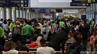 Begini Keramaian Stasiun Pasar Senen Jelang Ramadan