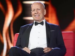 Bruce Willis Idap Afasia, Benarkah Gegara Vaksin dan COVID-19?