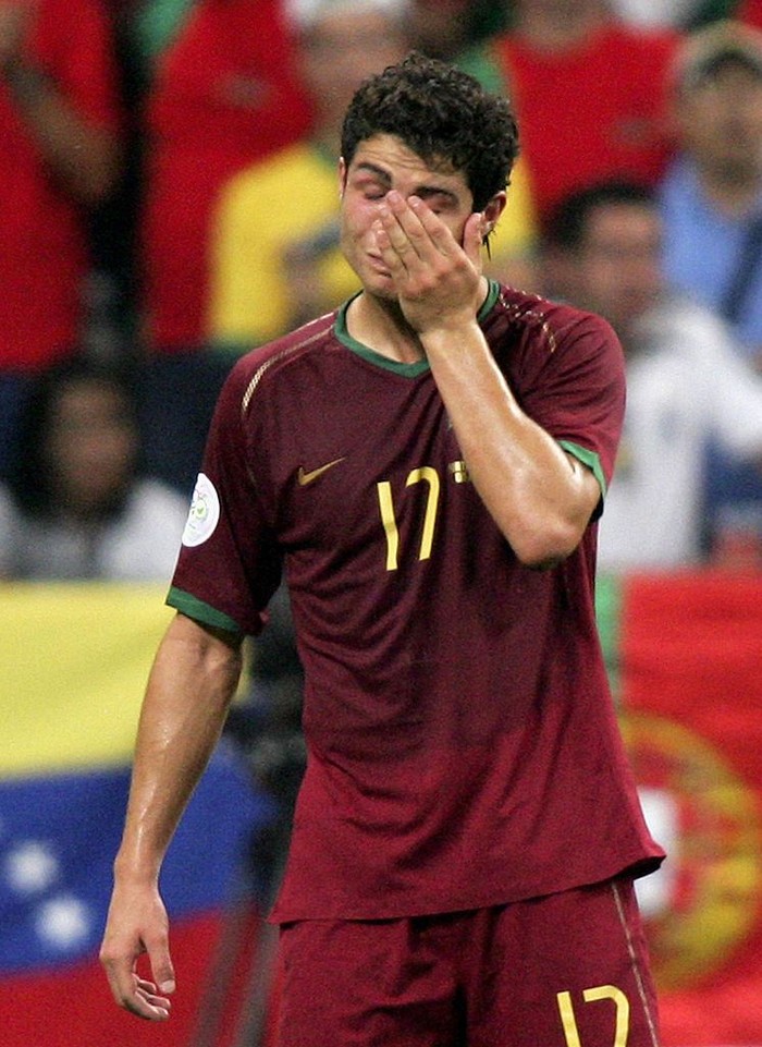 Cristiano Ronaldo di Piala Dunia MUNICH, GERMANY - JULY 05: A dejected Cristiano Ronaldo of Portugal reacts following his team's 1-0 defeat and exit from the competition during the FIFA World Cup Germany 2006 Semi-final match between Portugal and France at the Stadium Munich on July 5, 2006 in Munich, Germany. (Photo by Ben Radford/Getty Images)