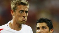 Piala Dunia 2006 jadi debut Ronaldo di ajang itu. Salah satu momennya adalah ketika Portugal menghadapi Inggris, lewat kedipan mata Ronaldo setelah Wayne Rooney dikartu merah. Foto: Getty Images/Shaun Botterill