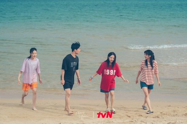 Striped tee, kaus garis-garis yang hits tahun 90-an