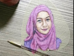 Daun Jati Kering Disulap Jadi Lukisan, Omzetnya Bikin Senyum-senyum