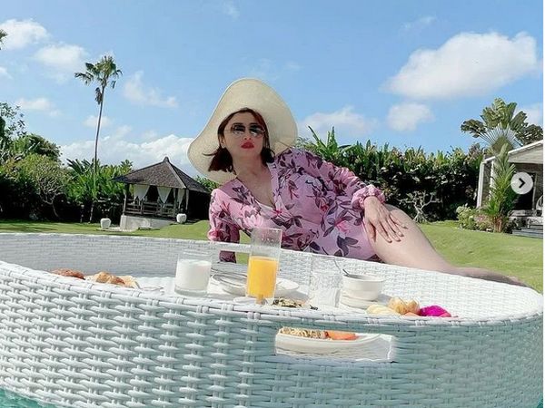Pose Seksi Dewi Perssik Saat Menikmati Sarapan di Kolam Renang