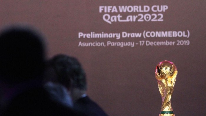ASUNCION, PARAGUAY - DECEMBER 17: The FIFA World Cup trophy is displayed during the draw of the South American Qualifiers for Qatar 2022 at Centro de Convenciones de CONMEBOL on December 17, 2019 in Asuncion, Paraguay. (Photo by Luis Vera/Getty Images)
