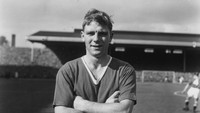 Duncan Edwards juga salah satu legenda MU. Ia membawa MU juara divisi satu di era 50-an, namun tak pernah membela Inggris di Piala Dunia. (Foto: Monty Fresco Jnr/Getty Images)