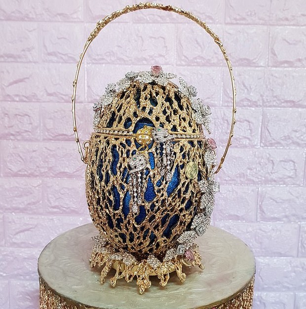Tas tangan berbahan telur burung Emu dihias dengan emas dan berlian, serta scarf Hermes di interiornya