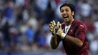 Kasus Gianluigi Buffon agak unik. Ia hadir di lima Piala Dunia, namun hanya tampil di empat turnamen saja. Di edisi 1998, ia berstatus kiper ketiga Italia. Sementara di edisi 2002, 2006, 2010, dan 2014, ia menjadi kiper utama. Capaian terbaiknya tentu saat menjadi juara pada 2006. Foto: Getty Images/Ben Radford