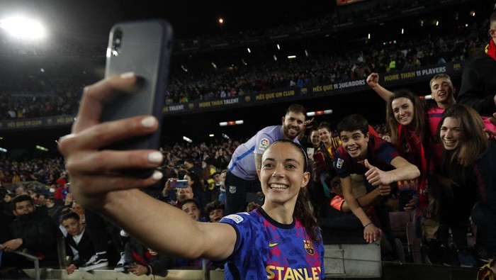 Gokil, Barcelona Kalahkan Real Madrid Pecahkan Rekor Soccer Football - Women's Champions League - Quarter Final - Second Leg - FC Barcelona v Real Madrid - Camp Nou, Barcelona, Spain - March 30, 2022 FC Barcelona's Caroline Hansen scores their fifth goal REUTERS/Albert Gea
