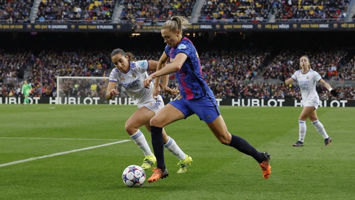 Gokil, Barcelona Kalahkan Real Madrid Pecahkan Rekor Soccer Football - Women's Champions League - Quarter Final - Second Leg - FC Barcelona v Real Madrid - Camp Nou, Barcelona, Spain - March 30, 2022 FC Barcelona's Caroline Hansen scores their fifth goal REUTERS/Albert Gea