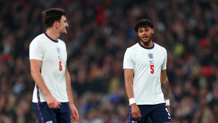 LONDON, ENGLAND - MARCH 29: Tyrone Mings talks to Harry Maguire of England during the international friendly match between England and Cote DIvoire at Wembley Stadium on March 29, 2022 in London, England. (Photo by Catherine Ivill/Getty Images)
