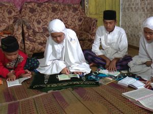 Asa Anak Pencari Batu Ingin Bahagiakan Ibunda di Tengah Keterbatasan