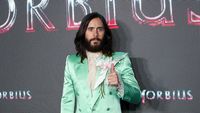 6 Gaya Eksentrik Jared Leto di Red Carpet Morbius, Pakai Eye Shadow Shimmer