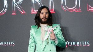 6 Gaya Eksentrik Jared Leto di Red Carpet Morbius, Pakai Eye Shadow Shimmer