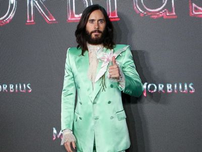 6 Gaya Eksentrik Jared Leto di Red Carpet Morbius, Pakai Eye Shadow Shimmer