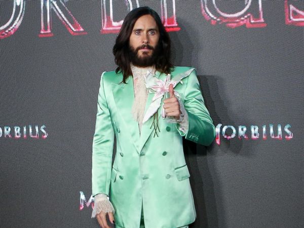 6 Gaya Eksentrik Jared Leto di Red Carpet Morbius, Pakai Eye Shadow Shimmer