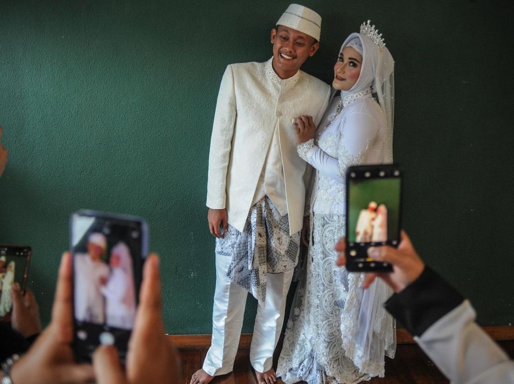 Sah! 6 Pasang Muda-mudi Bandung Ini Ikut Nikah Massal Jelang Ramadan Sah! 6 Pasang Muda-mudi Bandung Ini Ikut Nikah Massal Jelang Ramadan