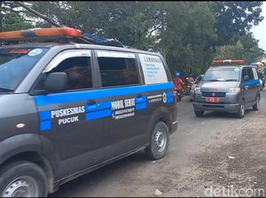 3 Ambulans Angkut Pasien Terjebak Macet di Jembatan Balun Lamongan yang Ambles