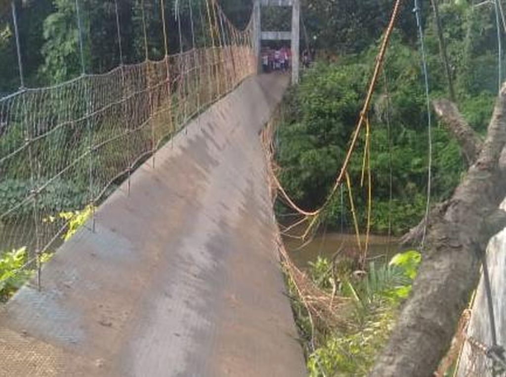 Jembatan Gantung yang Sudah Usang di Jambi Putus, 19 Anak SD Jadi Korban