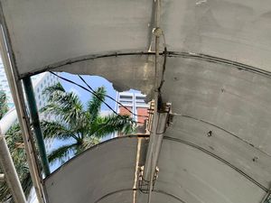 Cerita Penumpang TransJakarta Kebasahan Gegara Atap JPO Dukuh Atas Bolong