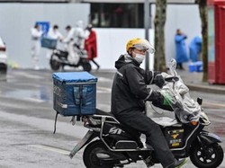 Kasus COVID-19 Masih Tinggi di Shanghai, Petugas Pengantar Makanan Harus Lembur