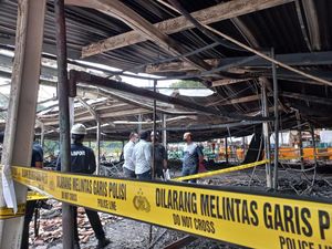 Puslabfor Polri Olah TKP Kebakaran 204 Kios di Parkir IRTI Monas Puslabfor Polri Olah TKP Kebakaran 204 Kios di Parkir IRTI Monas