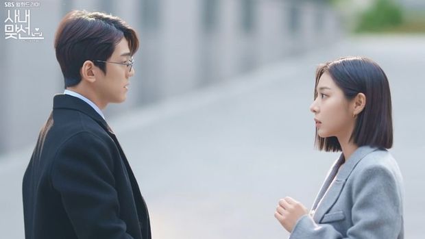 Kim Min Kyu berperan sebagai Cha Sung Hoon, sekertaris Kang Tae Moo (Ahn Hyo Seop), sedangkan Seol In Ah menjadi Jin Young Seo, sahabat dari Shin Ha Ri (Kim Se Jeong) / foto: SBS Drama